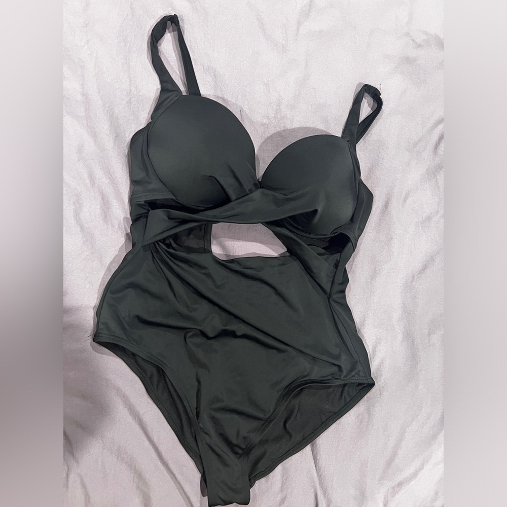 Black Cut Out Underwire One Piece Swimsuit